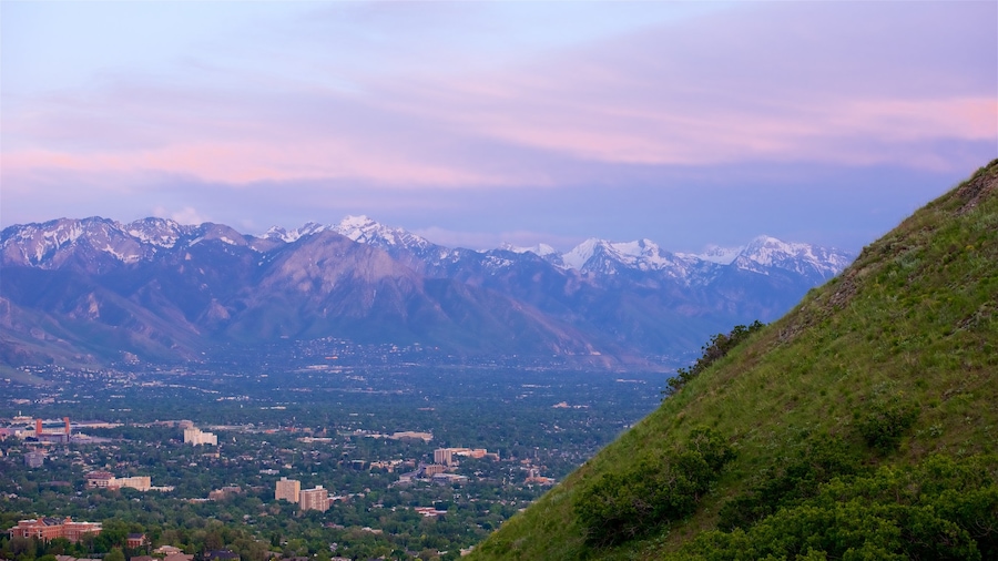 Salt Lake City ofreciendo un atardecer, escenas tranquilas y montañas