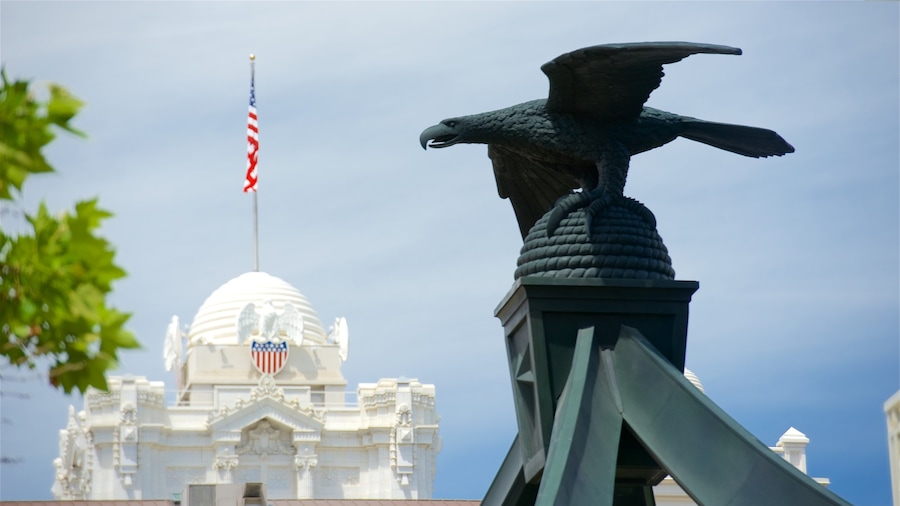 Salt Lake City inclusief historische architectuur en een standbeeld of beeldhouwwerk