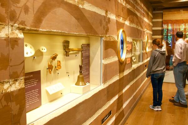 教会歴史博物館 フィーチャー 屋内の眺め 及び 少数の人々