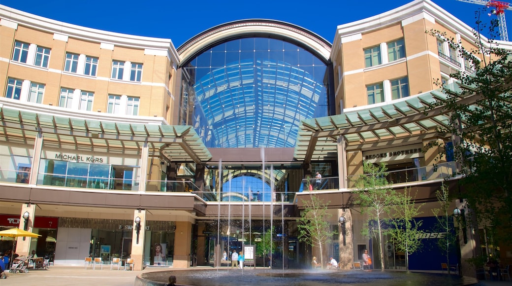 City Creek Center featuring shopping and a fountain