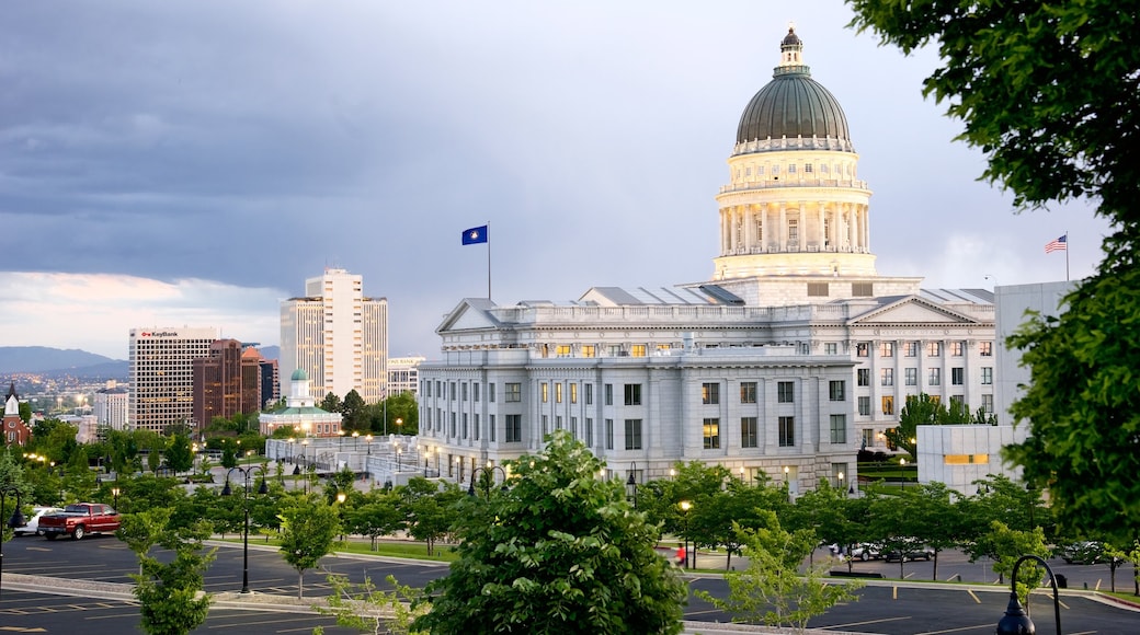 Utah State Capitol featuring an administrative buidling and heritage architecture