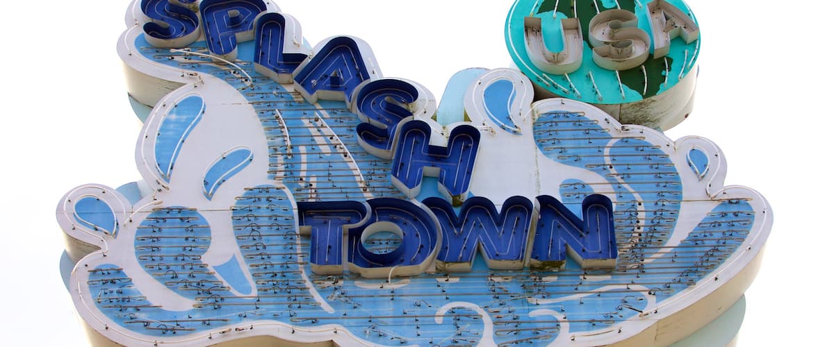 Splashtown ofreciendo señalización