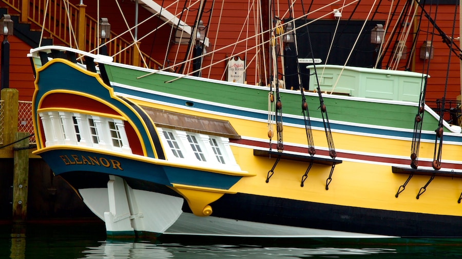 Boston Tea Party Ship que incluye embarcaciones y una bahía o un puerto
