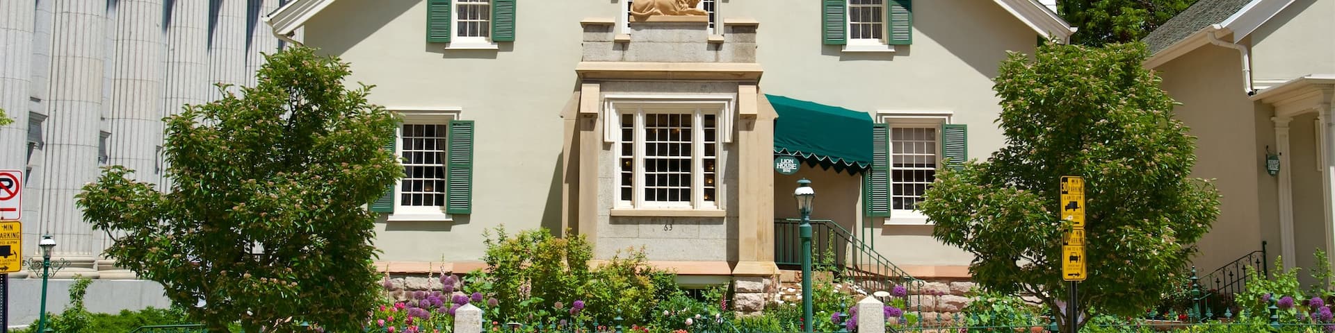 Lion House mostrando patrimonio de arquitectura y una casa
