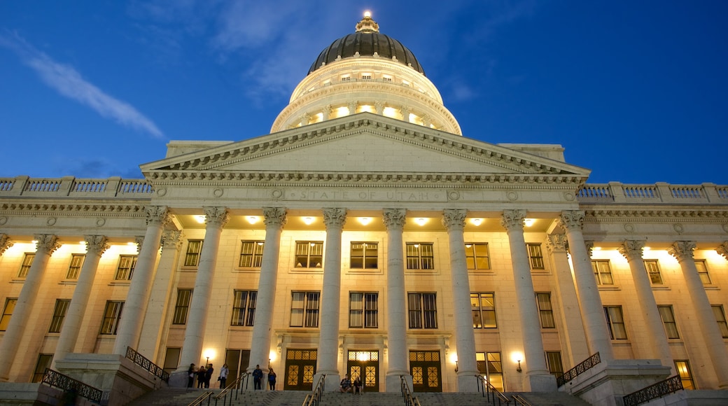 Utah State Capitol ofreciendo un edificio administrativo, escenas nocturnas y arquitectura patrimonial