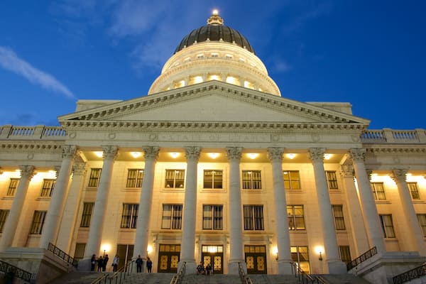 Utah State Capitol qui includes patrimoine architectural, scènes de nuit et bâtiment public
