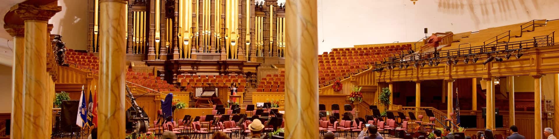 Tabernacle mostrando una iglesia o catedral y vistas interiores y también un pequeño grupo de personas