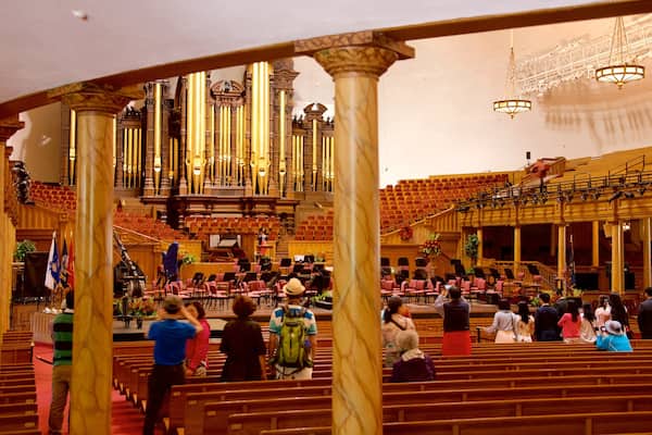 Tabernacle das einen Innenansichten und Kirche oder Kathedrale sowie kleine Menschengruppe