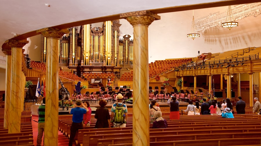 Tabernacle og byder på interiør og en kirke eller en katedral såvel som en lille gruppe mennesker