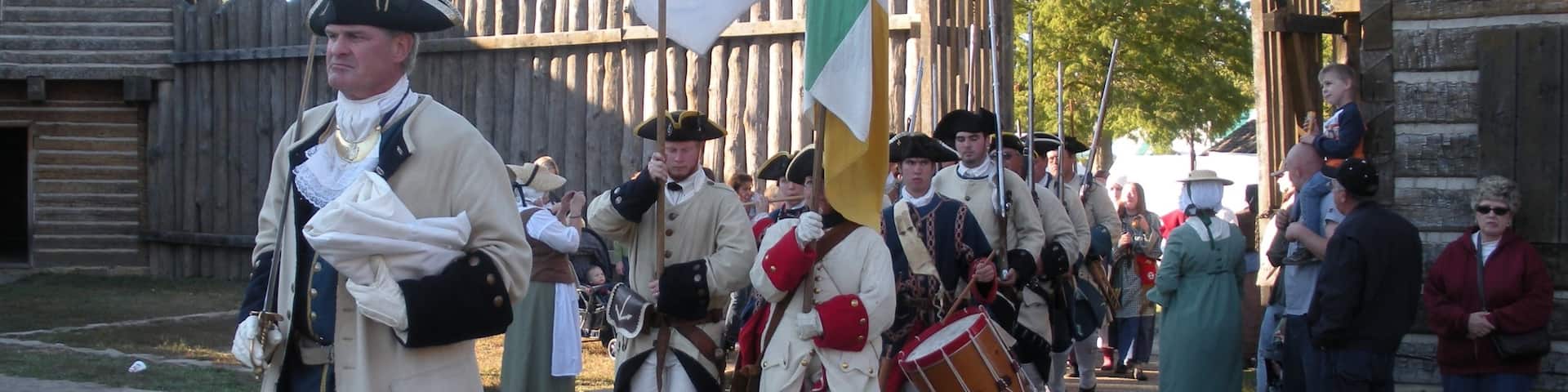 Fort Massac State Park ofreciendo arte escénica y también un pequeño grupo de personas