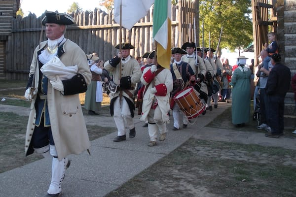 Parc d\'état de Fort Massac qui includes arts de la scène aussi bien que petit groupe de personnes