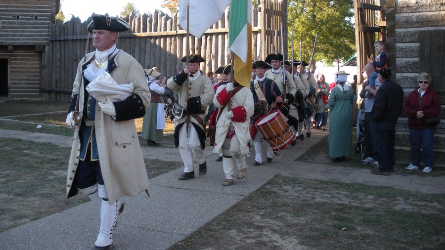 Fort Massac State Park presenterar performance art såväl som en liten grupp av människor