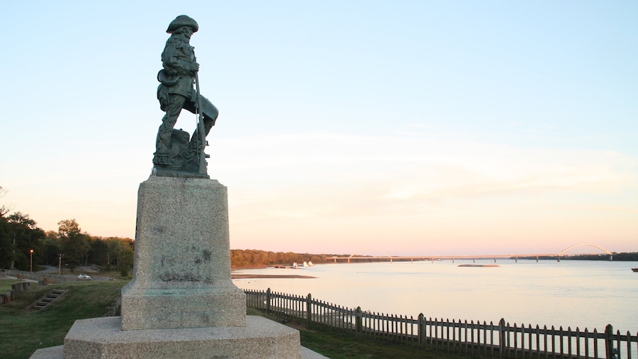 Fort Massac State Park que incluye un lago o espejo de agua, una estatua o escultura y un parque