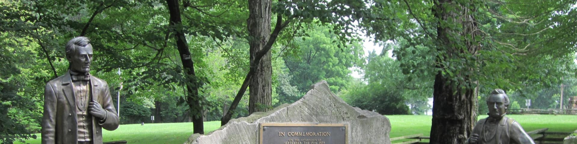 Lincoln Monument featuring a statue or sculpture and a garden