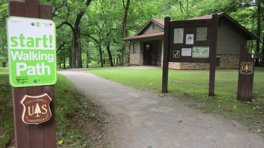 Lincoln Monument das einen Beschilderung und Wälder
