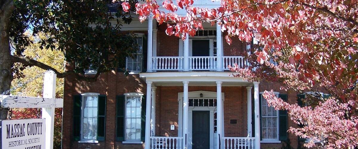 Southeast Illinois showing heritage architecture and a house