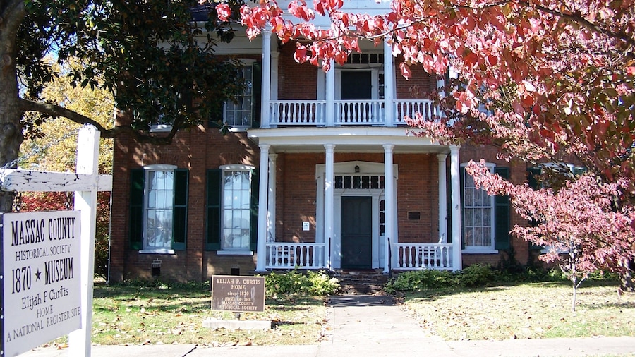 Southeast Illinois showing heritage architecture and a house
