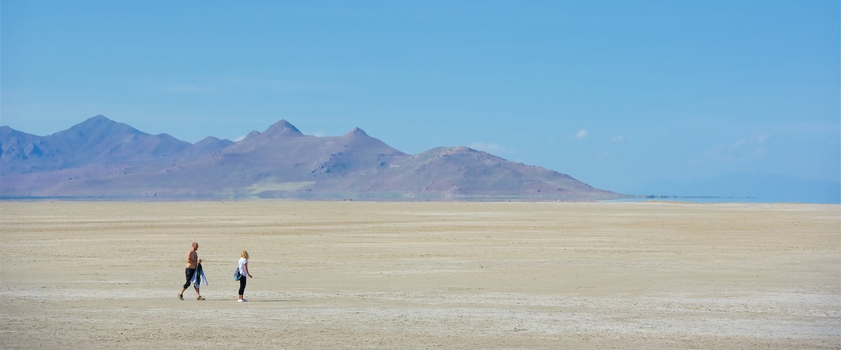 Tooele mostrando vistas al desierto y también una pareja