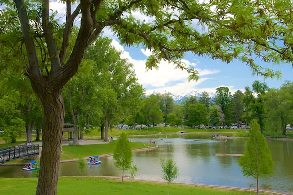 Liberty Park mit einem See oder Wasserstelle und Garten