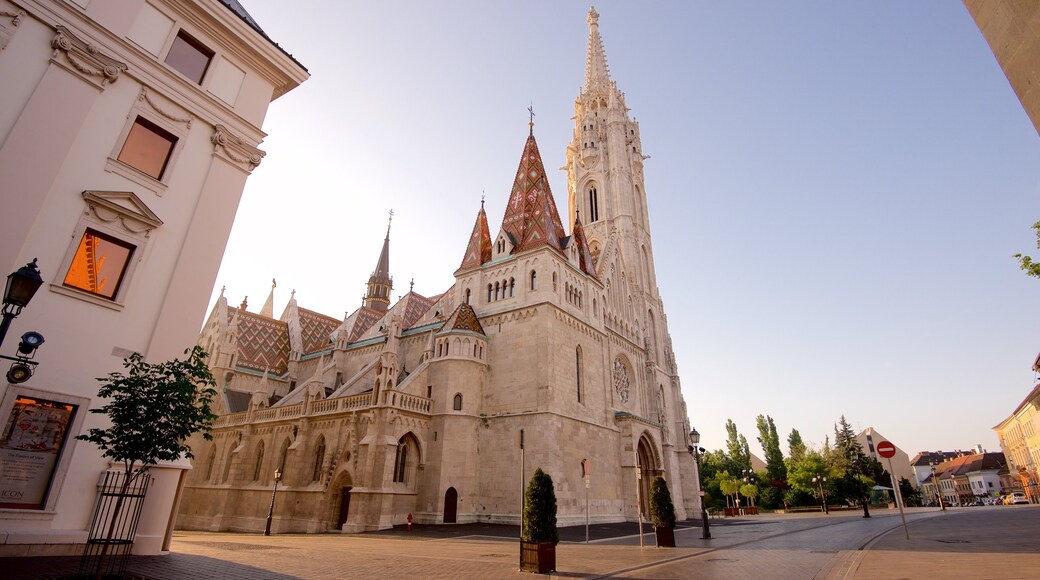 Budapest og byder på historiske bygningsværker og en kirke eller en katedral