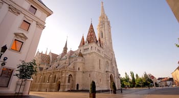 Budapest mostrando arquitectura patrimonial y una iglesia o catedral