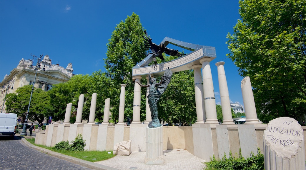 Lipótváros ofreciendo un monumento y una estatua o escultura