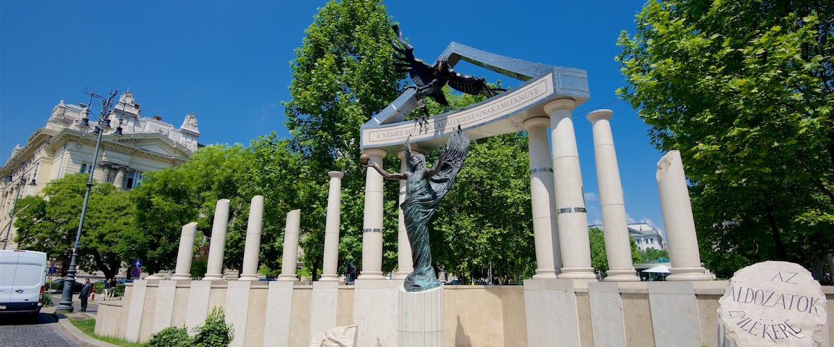 Lipotvaros which includes a monument and a statue or sculpture