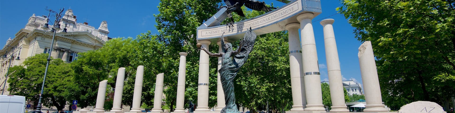 LipĂłtvĂĄros som inkluderar en staty eller skulptur och ett monument