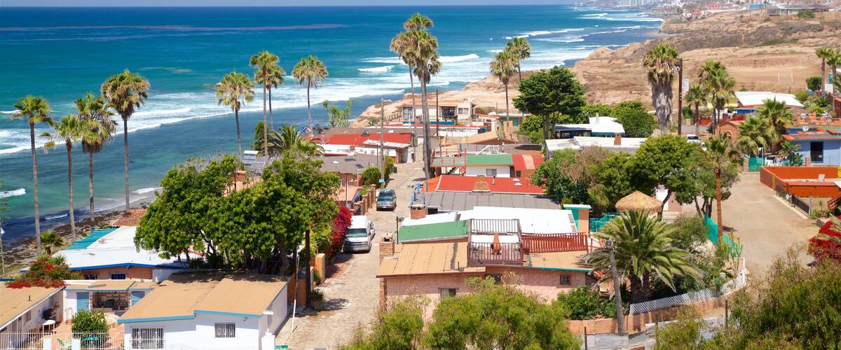 Puerto Nuevo mostrando vistas de paisajes, costa rocosa y una ciudad costera