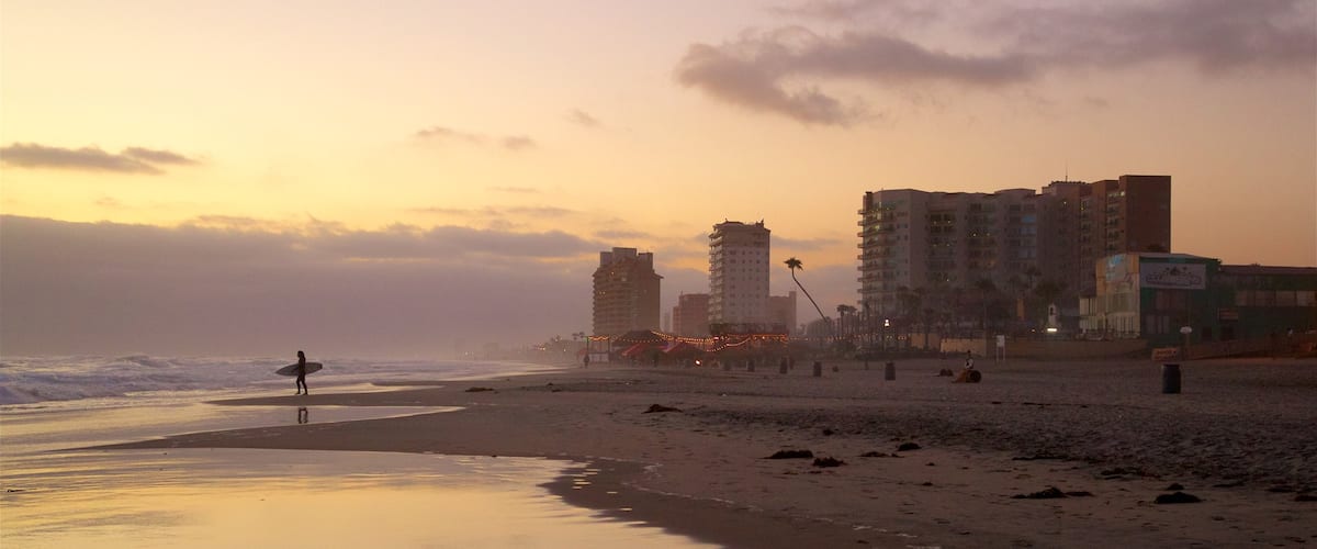 Rosarito que incluye vistas generales de la costa, una playa y una puesta de sol