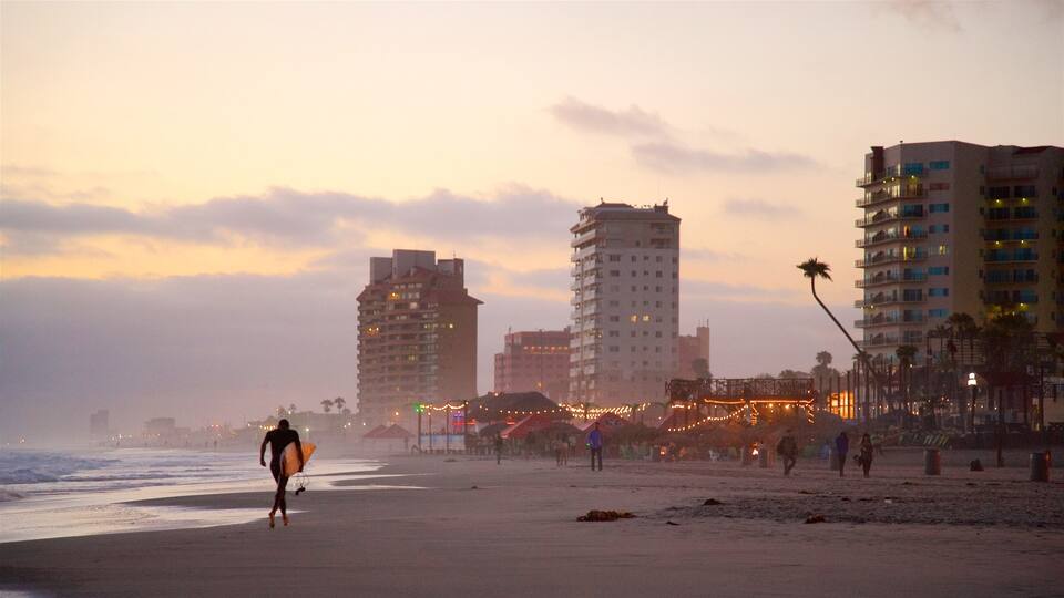 Rosarito qui includes coucher de soleil, vues littorales et plage de sable