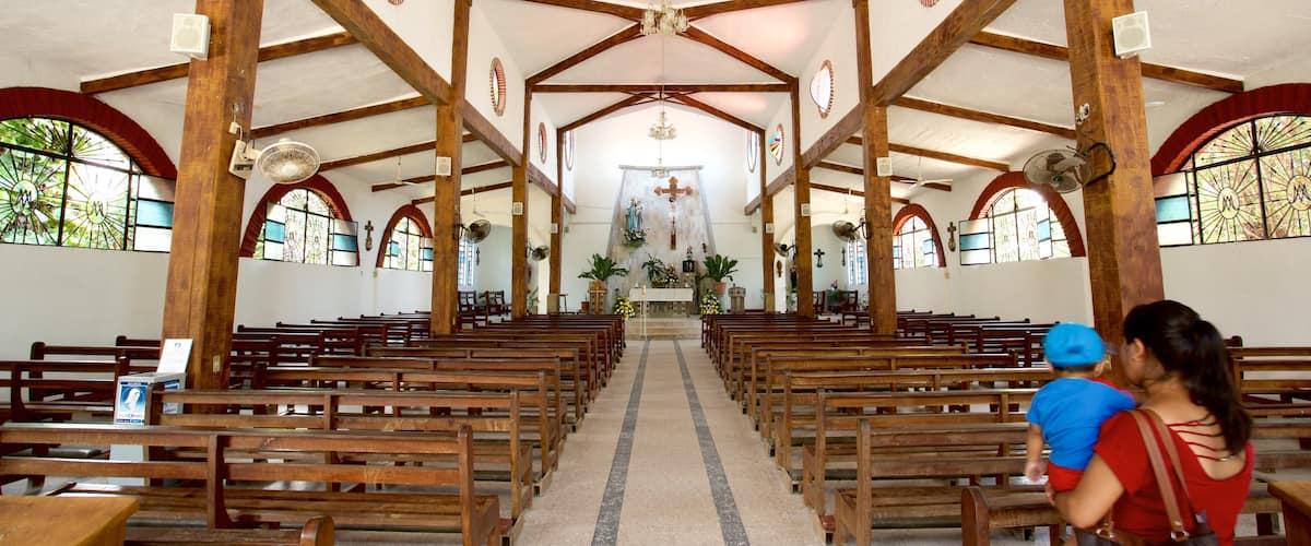 BucerĂas mettant en vedette vues intĂ©rieures et Ă©glise ou cathĂ©drale