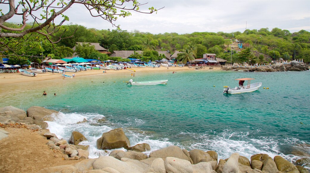 Puerto Angelito Beach showing rocky coastline, tropical scenes and a beach