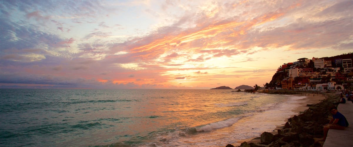Mazatlán mostrando una playa de arena, una puesta de sol y vistas generales de la costa