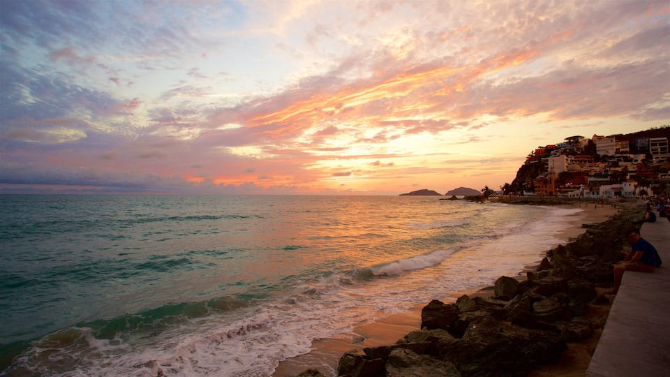 Mazatlán das einen Strand, allgemeine Küstenansicht und Sonnenuntergang