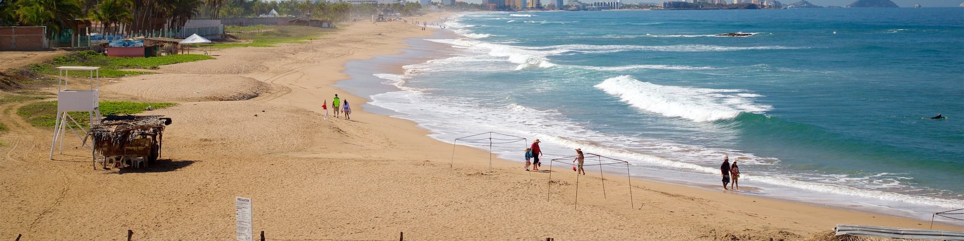 Mazatlan johon kuuluu aallokko ja ranta
