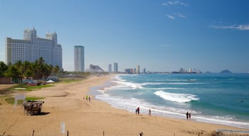 Mazatlán mit einem Sandstrand und Wellen