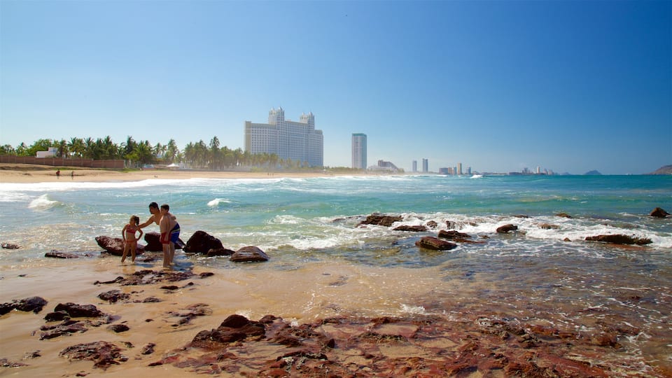 MazatlĂĄn qui includes cĂŽte rocheuse et plage de sable aussi bien que famille