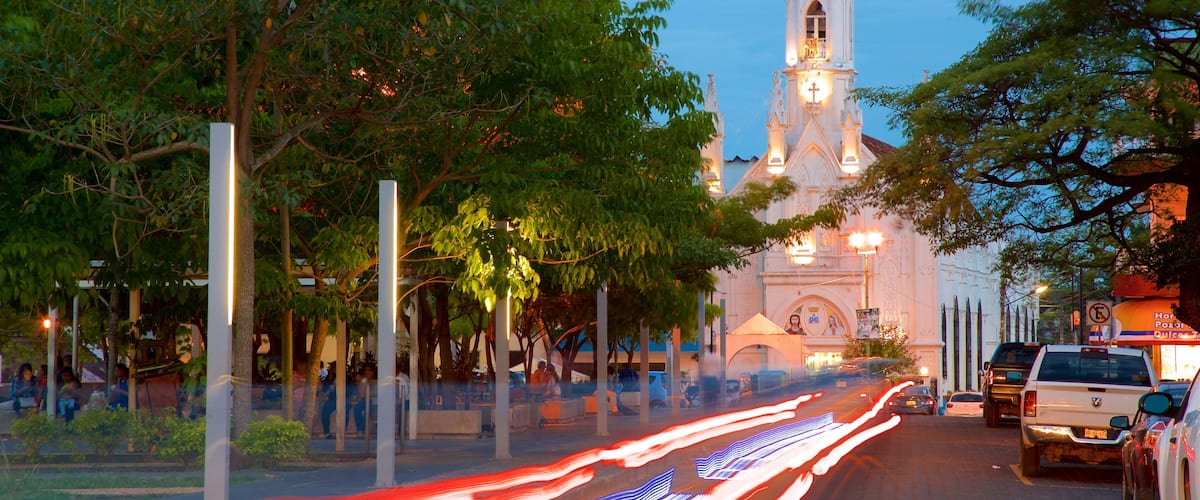 Villahermosa mostrando escenas nocturnas, una iglesia o catedral y patrimonio de arquitectura