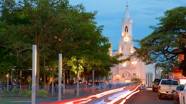 Villahermosa presenterar en kyrka eller katedral, historisk arkitektur och nattliv