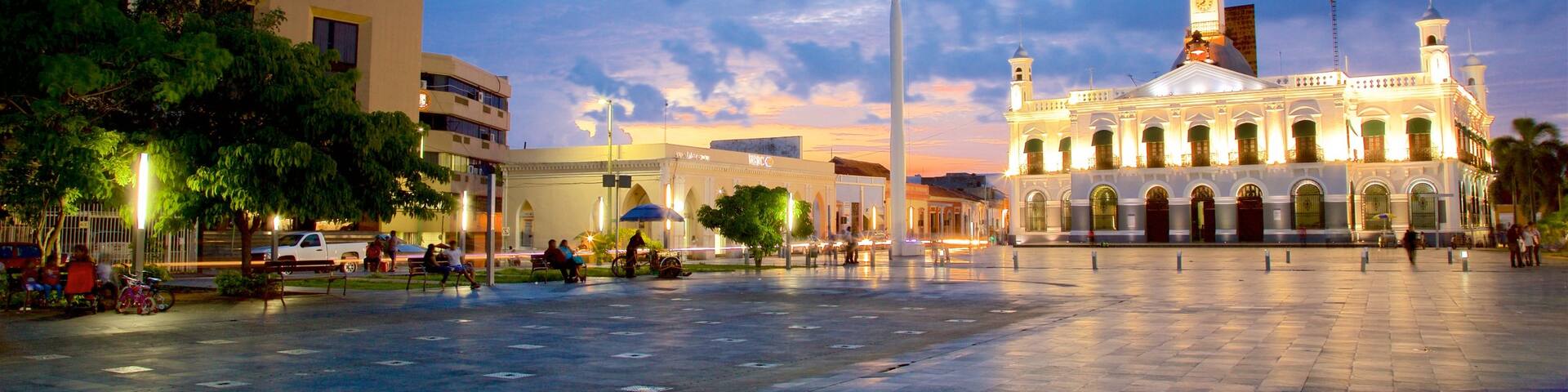 Villahermosa das einen historische Architektur, Platz oder Plaza und bei Nacht