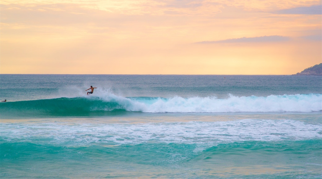 Zicatela Beach featuring surfing, skyline and waves