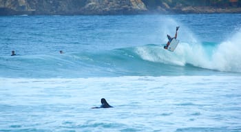 Zicatela Beach som visar surfing, vågor och kustutsikter