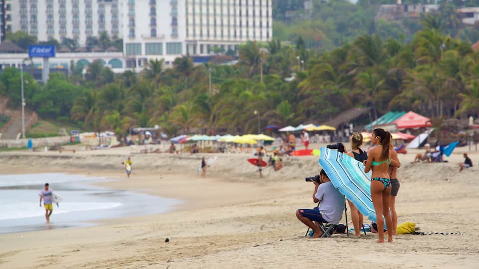 Zicatela Beach ofreciendo una playa y vistas de una costa y también un grupo pequeño de personas