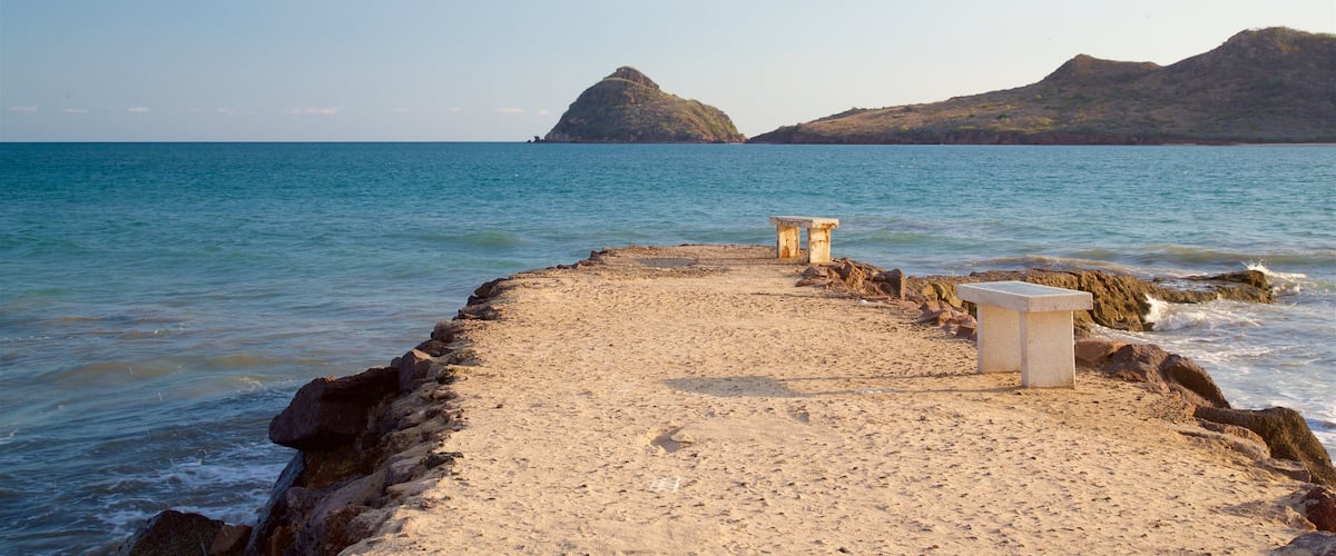 Zona Dorada que incluye montañas, una playa y vistas generales de la costa