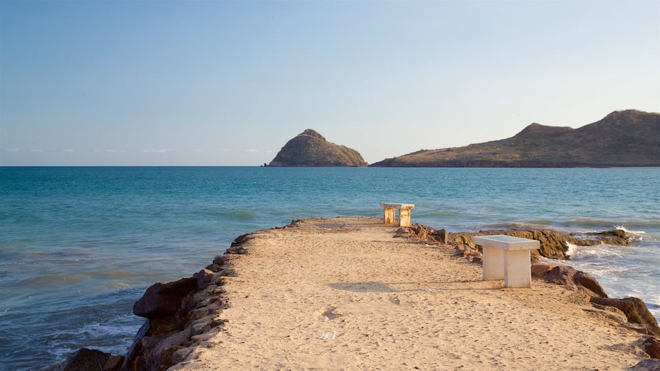 Zona Dorada welches beinhaltet Berge, allgemeine Küstenansicht und Sandstrand