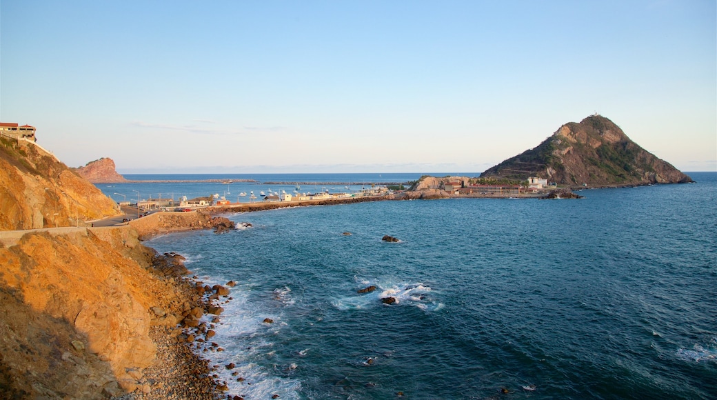 El Faro燈塔 呈现出 多岩石的海岸線, 山 和 綜覽海岸風景