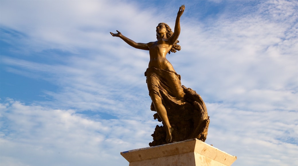 Punta de clavadistas mostrando una estatua o escultura