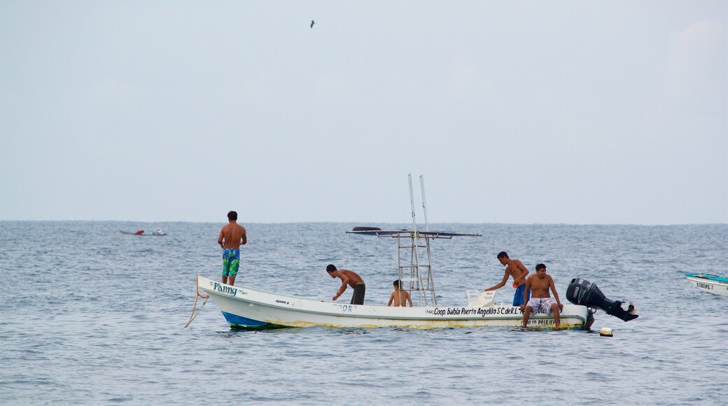 Puerto Angelito Beach showing boating as well as a small group of people