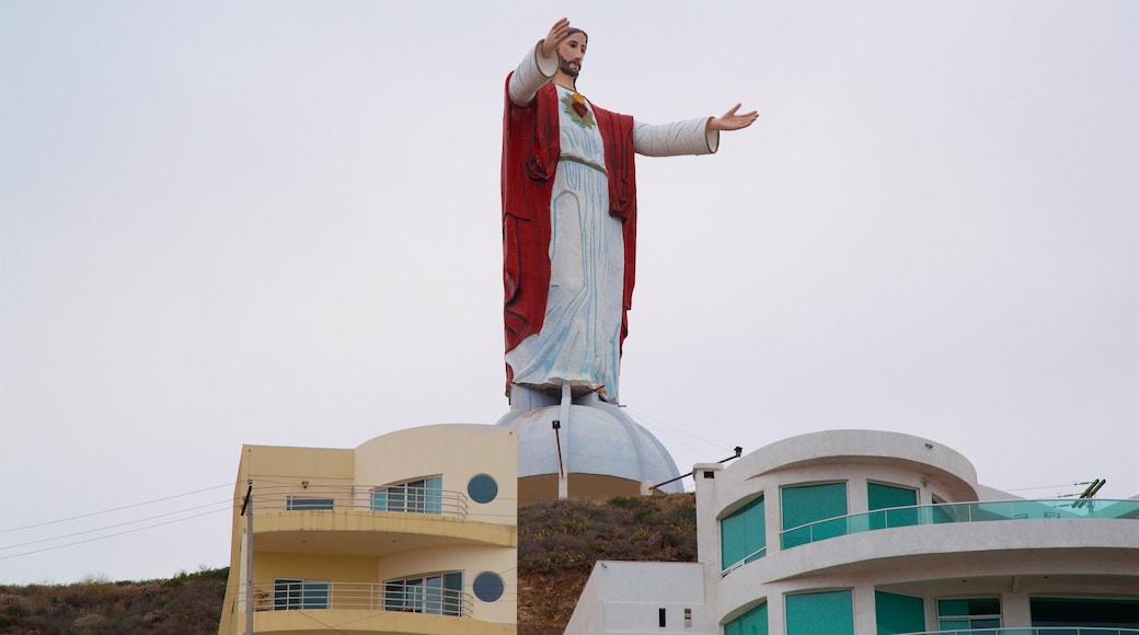 Rosarito som visar en staty eller skulptur och religiösa element